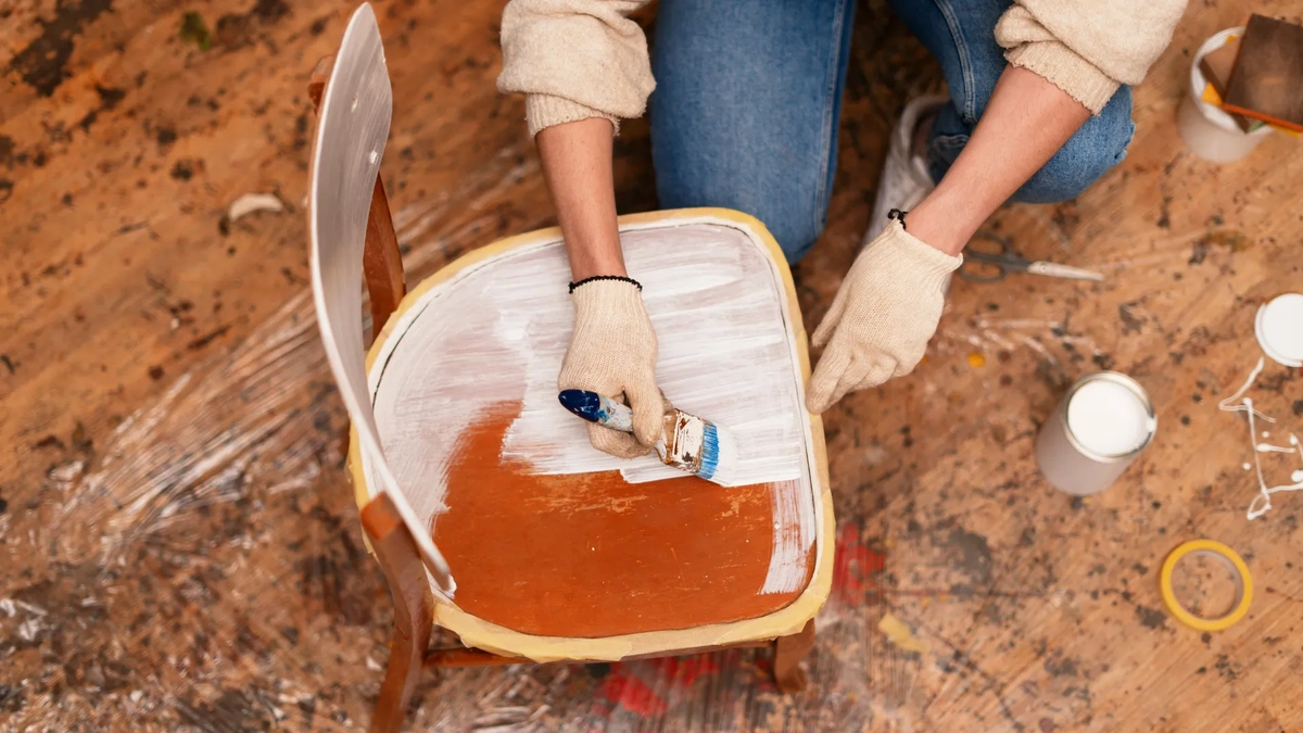 reparando muebles en casa