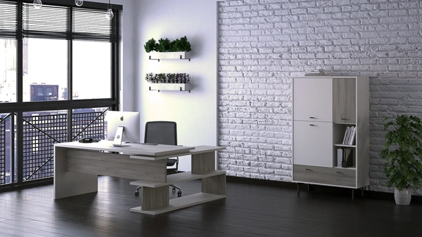 Oficina ejecutiva con escritorio ergonómico de madera, silla de oficina con respaldo alto, estantería blanca y detalles verdes, en un entorno urbano con grandes ventanas y vista a rascacielos.